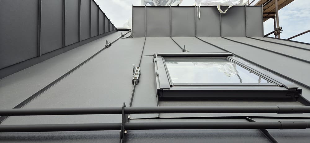 Un-manto-in-lamiera ventilato-e impermeabilizzato